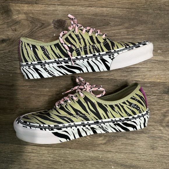 Vans Black & Green Aries
Edition Zebra OG
Authentic LX
Sneakers - Picture 1 of 7